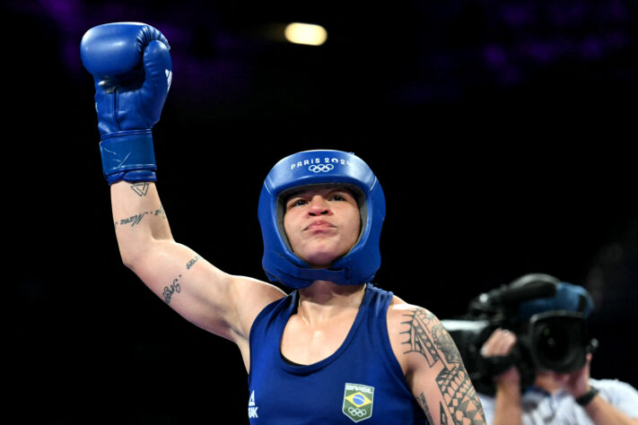 Bia Ferreira (Boxe) - bronze na categoria 60 kg