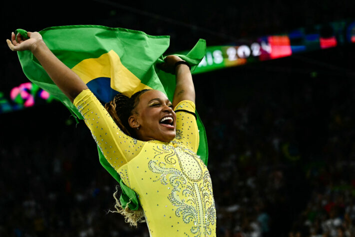 Rebeca Andrade se tornou a maior medalhista olímpica da história do Brasil. A campeão brasileira renovou o contrato com o clube Flamengo até 2028 visando o novo ciclo olímpico em LA 28. Relembre as conquistas da ginasta.