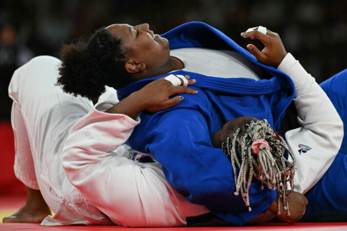 Beatriz Souza percebendo que conquistou a medalha de ouro