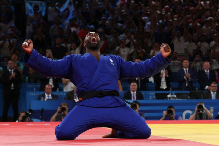 9- Lutando em casa, Teddy Riner sabia que a história lhe aguardava novamente. Na categoria acima de 100kg do judô, o lutador levou seu quarto ouro individual, dominante como sempre. Fechando a modalidade nos combates por equipes, viu seu time empatar a final diante do Japão, e o sorteio lhe reservou a luta final. A história perfeita para um multicampeão, que novamente levaria o oponente (Tatsuru Saito) ao chão pela vitória. Cinco medalhas de ouro e vitórias incontestáveis na conta do Urso.