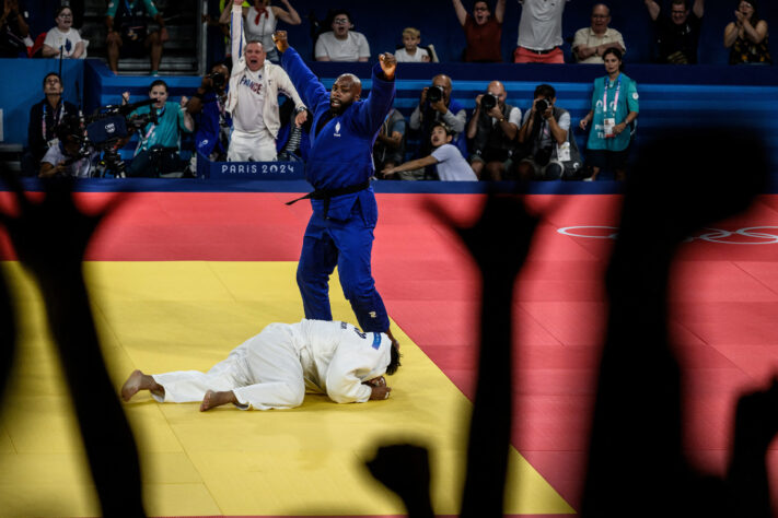 Teddy Riner comemorando o seu quinto ouro olímpico no judô 