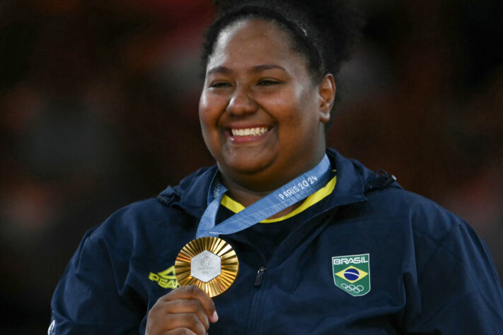 A campeã olímpica Beatriz Souza ganhou mais de 1,5 milhões de seguidores nas redes sociais! Com isso, vamos mostrar em fotos pessoais o caminho da judoca até o ouro em Paris.