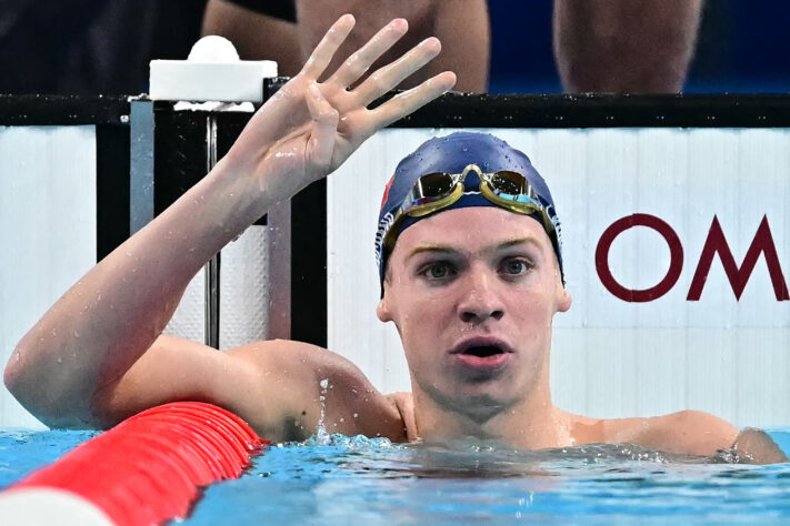 Cinco medalhas: Leon Marchand, nadador francês, com um bronze e quatro ouros.