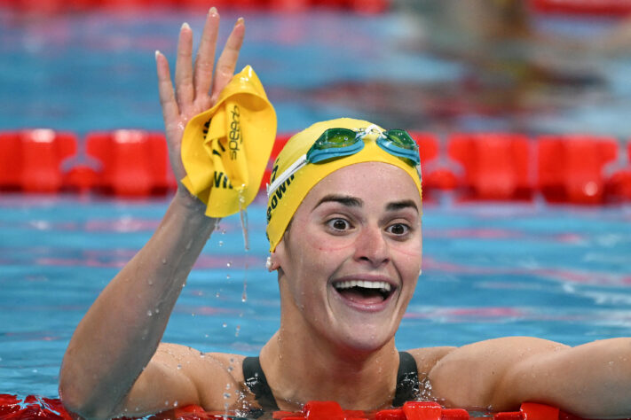 Cinco medalhas: Kaylee McKeown, nadadora australiana, com dois bronzes, uma prata e dois ouros.