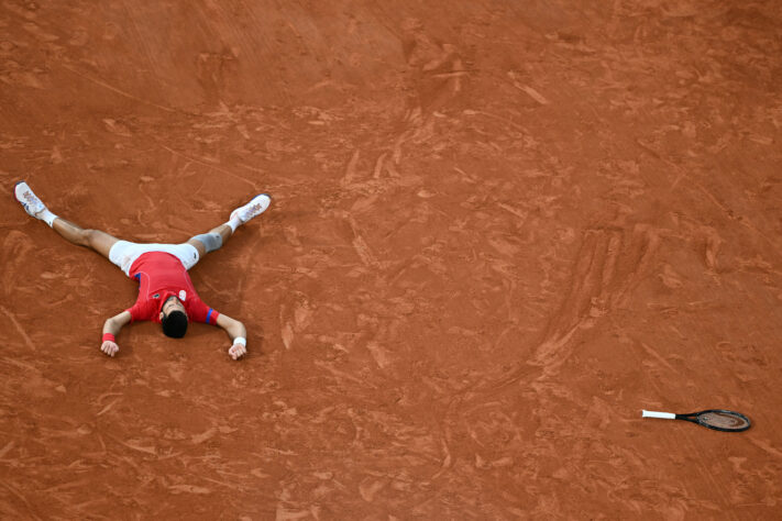 Novak Djokovic desabando no choro após conquistar o ouro no tênis 