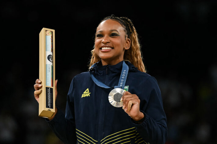 Rebeca Andrade (ouro no solo, prata no individual geral e no salto sobre a mesa da ginástica feminina e bronze por equipes): 25 anos