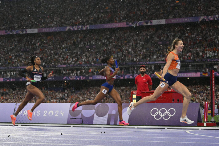 4- Em final eletrizante no revezamento 4x400, a holandesa Femke Bol arrancou para a história. Em menos de 50 segundos, a atleta ultrapassou três adversárias de forma espetacular, deixando Grã-Bretanha, Bélgica e Estados Unidos para trás e garantindo o primeiro ouro do país na história da prova. Memorável.