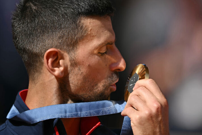 O sérvio Novak Djokovic zerou o tênis ao conquistar a medalha de ouro nas Olimpíadas de Paris. O tenista finalizou o chamado "Golden Slam", ou seja, acumulou títulos na disputa de simples em todos os Grands Slam e nas Olimpíadas. A seguir, confira quem também fez isso!