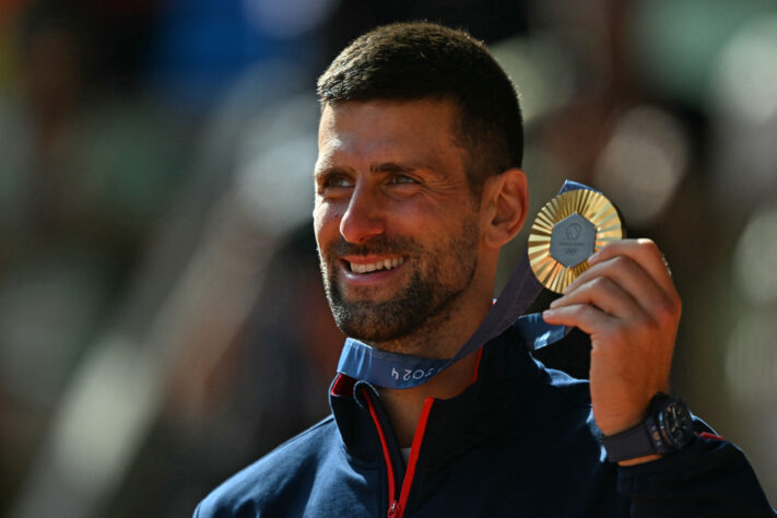 6- Legado é coisa que Novak Djokovic tem de sobra. Em sua carreira, o sérvio havia conquistado quase tudo. Só faltava a medalha de ouro. Em trajetória sensacional, chegou à final em Paris, diante de um ambiente hostil, e bateu Carlos Alcaraz num clássico digno de Roland Garros para, em lágrimas, adicionar mais uma conquista à sua vasta coleção.