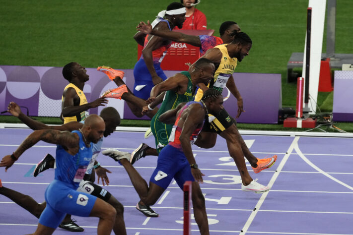 7- A prova dos 100m rasos do atletismo também será lembrada por muito tempo. Em uma disputa de arrepiar, os oito finalistas percorreram a distância em um tempo abaixo de 10 segundos. O famoso "photo finish" deu a vitória ao estadunidense Noah Lyles - que correu com Covid - por cinco MILÉSIMOS de segundo. O primeiro e o último colocado (Oblique Seville, da Jamaica) foram separados por apenas 12 centéstimos. Insanidade completa nas pistas de Paris.