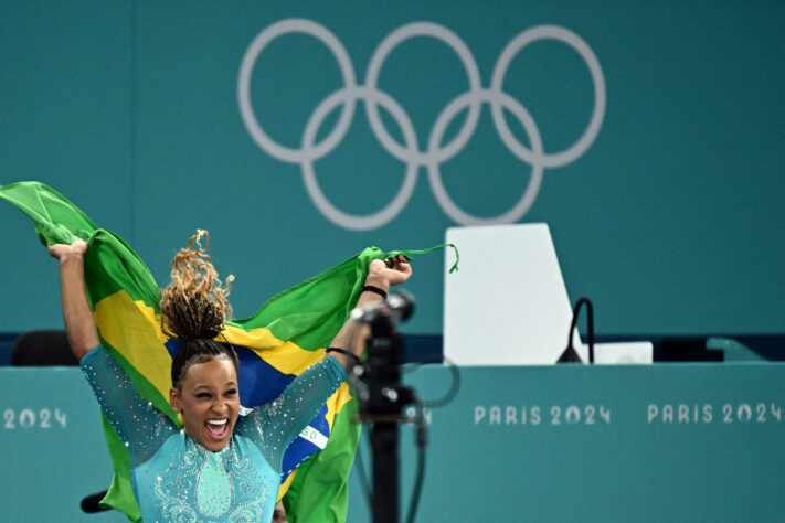 As Olimpíadas chegaram ao fim neste domingo (11). Depois de quase três semanas de disputa esportiva em Paris, o clima, o ambiente, a torcida pelo Brasil e as histórias deixarão saudades pelos próximos quatro anos. Ainda no clima dos Jogos, a redação do Lance! separou os dez grandes momentos dentro das modalidades na França.