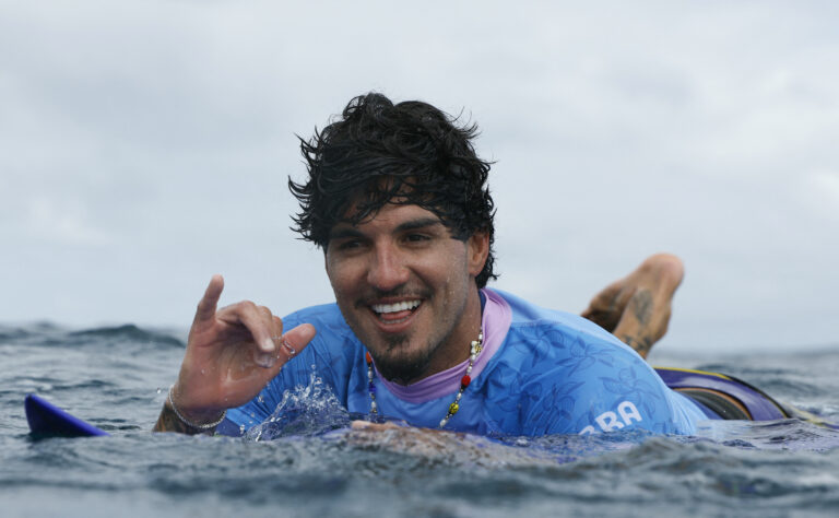 Pedro Scooby virou herói do surfe brasileiro durante as Olímpiadas. O surfista denunciou o árbitro australiano fez uma denúncia contra o árbitro Ben Lowe, que já afirmou não gostar de Gabriel Medina e que supostamente tirava pontos do brasileiro durante as baterias. O juiz também postou uma foto com Ethan Ewing, que quase encarou Medina nas semis. Por conta da denúncia de Pedro, Lowe foi afastado.