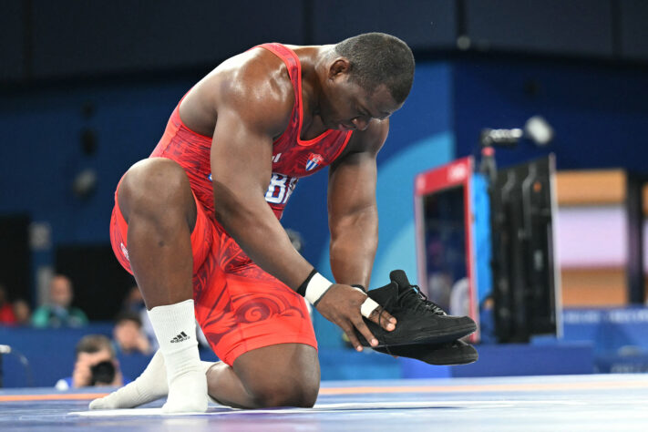 5- Despedidas nas Olimpíadas também são uma realidade, e o boxeador cubano Mijaín López teve a sua em grande estilo. Na categoria até 130kg, o lutador venceu Yasmaní Fernández Acosta, do Chile, para emendar seu quinto ouro em cinco Olimpíadas seguidas. Após a luta, anunciou sua aposentadoria e deixou seus sapatos no ringue em cena emocionante para cravar de vez seu legado na história das Olimpíadas.