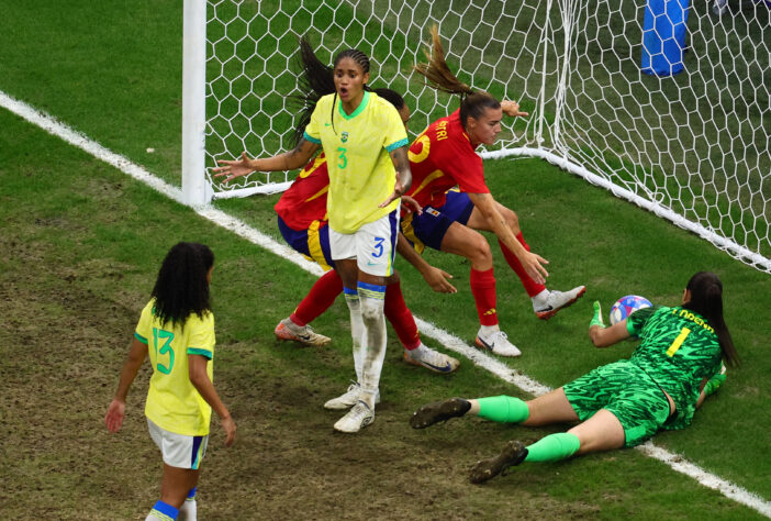 Nas partidas da Seleção Brasileira Feminina de Futebol durante o mata-mata, a arbitragem não foi nada econôminco com os acréscimos. Contra a França e Espanha, o tempo extra passou dos 15 minutos, o que gerou revolta da torcida brasileira