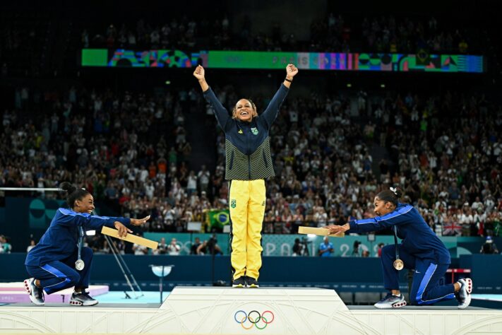 A icônica foto de Biles e Chiles reverenciando Rebeca Andrade ganhou um asterisco na reta final das Olímpiadas. Jordan havia ficado em quinto com a nota que tinha recebido, mas a equipe dos Estados Unidos entrou com recurso de revisão de nota que foi acatado. Com o novo resultado, a americana pulou para terceiro e tirou o bronze da romena Ana Maria Barbosu. Porém, a Romênia alegou que o recurso da delegação estadunidense foi feito muito tarde e que não poderia ter sido aceito. O COI reconheceu a reclamação dos romenos e devolveu a terceira posição para Ana Maria.