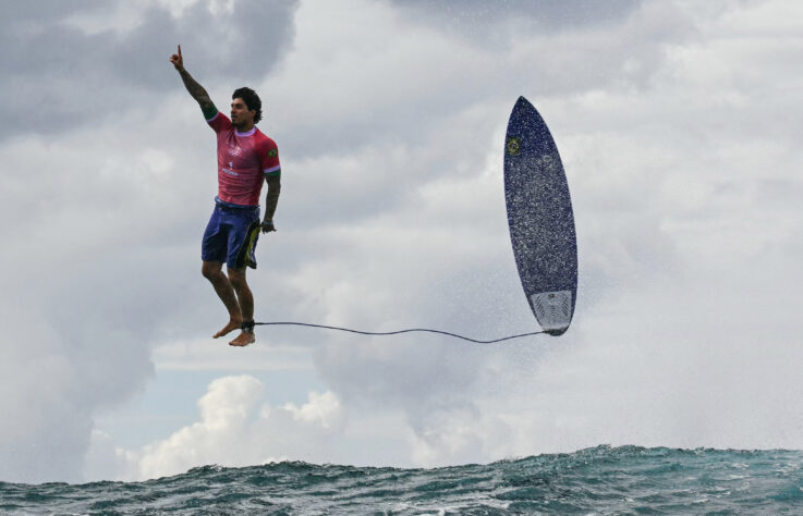 Gabriel Medina flutuando nas águas de Teahupo'o, no Taiti