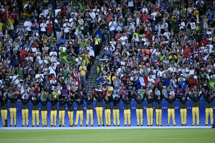 1- A lista se inicia com a grande trajetória do Brasil no futebol feminino. Depois de uma fase de grupos turbulenta, as comandadas de Arthur Elias avançaram como uma das melhores terceiras colocadas, e fizeram um mata-mata exímio, passando por França e pela Espanha, atual campeã do mundo, em vitórias heroicas que emocionaram torcedores e jornalistas. Apesar do vice para os EUA, a prata é um símbolo da reconstrução rápida e do novo projeto que está por vir nos próximos anos.