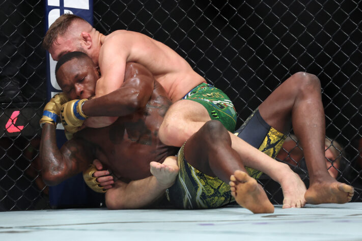 Ao vencer Adesanya, Dricus Du Plessis manteve o cinturão da divisão peso-médio do UFC. A seguir, relembre todos os atuais campeões da organização.