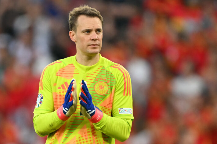 Manuel Neuer - se aposentou da Alemanha, e atua no Bayern de Munique, tambem da Alemanha 