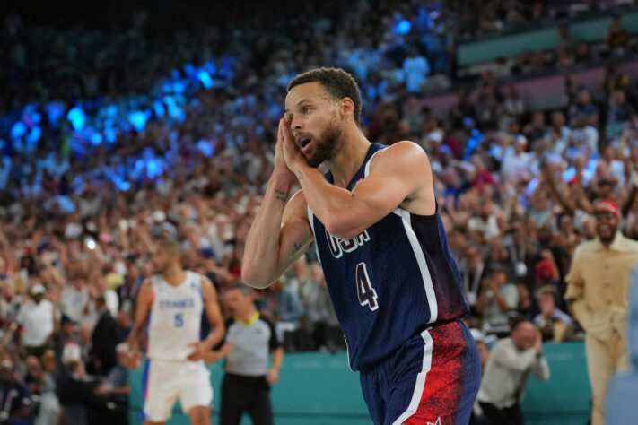 Stephen Curry fazendo a comemoração 'night night' contra a França 