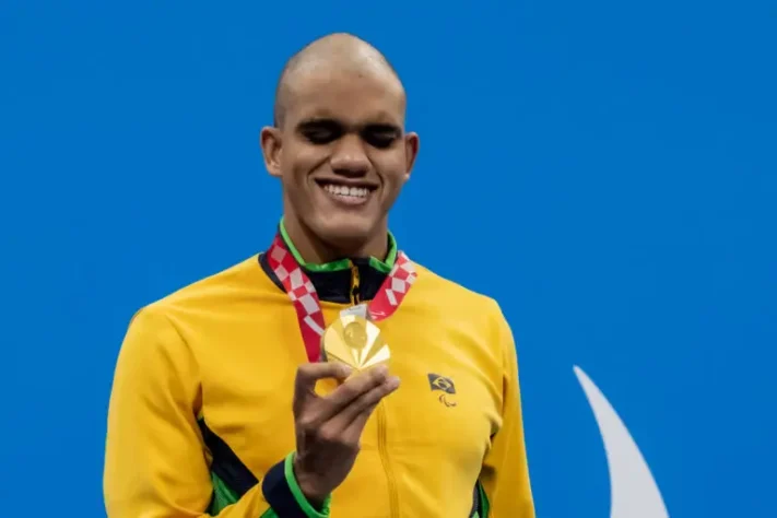 É prata! Wendell Belarmino encerra o dia da natação com mais uma medalha para o Brasil. O nadador garantiu a prata nos 50m livre S11. 