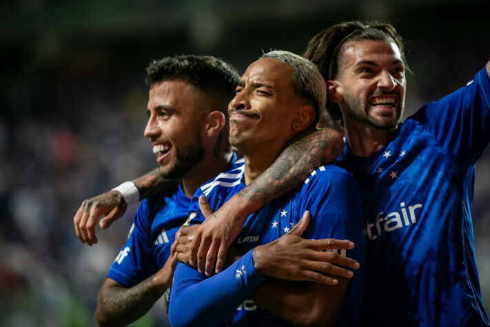 Jogo de volta - Palpite: Lanús 1 x 2 Cruzeiro - O Cruzeiro vence fora de casa com gols de Matheus Pereira e Kaio Jorge, enquanto Lanús marca com Salvio.