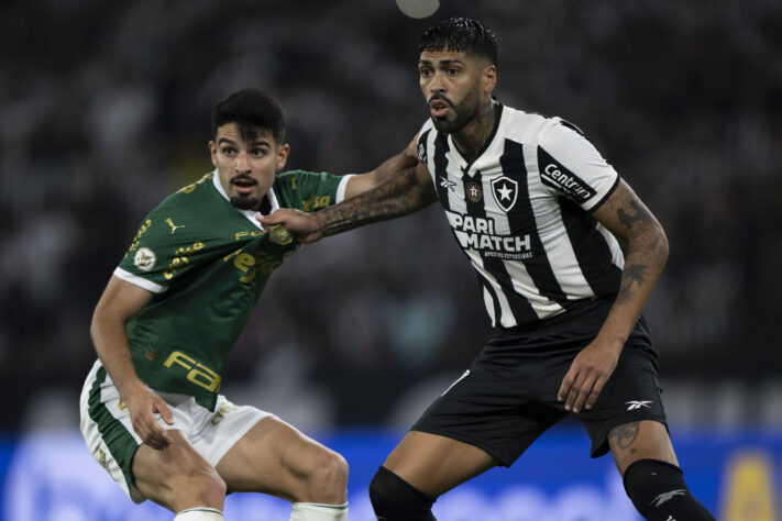 O líder Botafogo empatou com o Atlético-MG pela 34ª rodada do Brasileirão e, com a vitória do Palmeiras, observou a vantagem de quatro pontos caiu para dois. Assim, as chances de título mudaram consideravelmente desde antes da rodada. Confira: