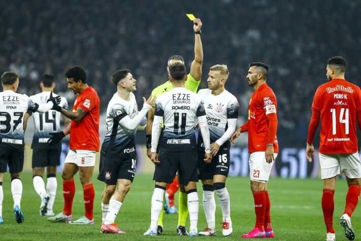 SP - SAO PAULO - 10/08/2024 - BRASILEIRO A 2024, CORINTHIANS X BRAGANTINO - Angel Romero jogador do Corinthians recebe cartao amarelo do arbitro durante partida contra o Bragantino no estadio Arena Corinthians pelo campeonato Brasileiro A 2024. Foto: Marco Miatelo/AGIF