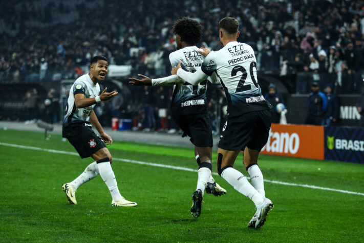 Corinthians: 16 quartas, 9 semis,  7 finais e 3 títulos