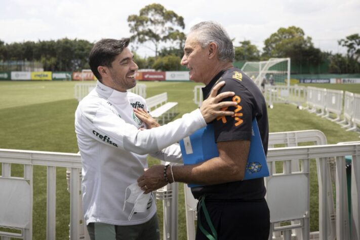 É formado em educação física pela Universidade Católica de Campinas, Tite ingressou na faculdade logo após sua aposentadoria