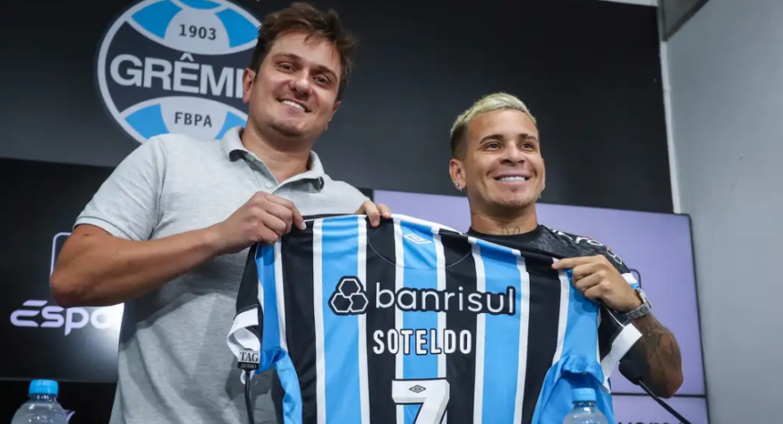 Soteldo em apresentação no Grêmio 