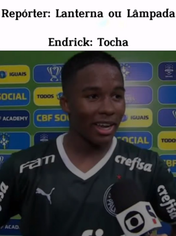 Endrick "preferindo" tocha ao invés de uma lanterna ou lâmpada