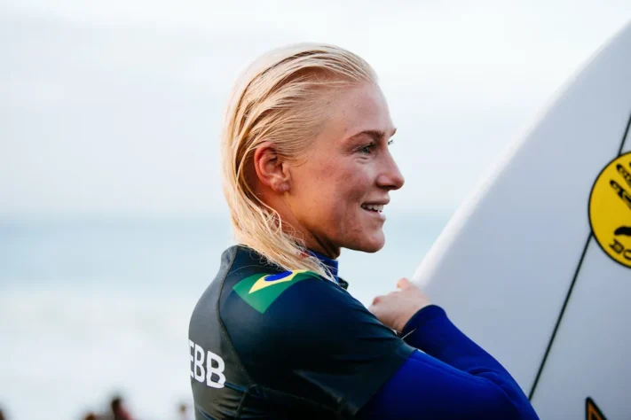 A última etapa da WSL antes das finais será disputada a partir desta terça-feira (20), em Fiji. A brasileira Tatiana Weston-Webb não está no top-5, que se classifica para a decisão, mas ainda pode conquistar a vaga. Veja o ranking a seguir.