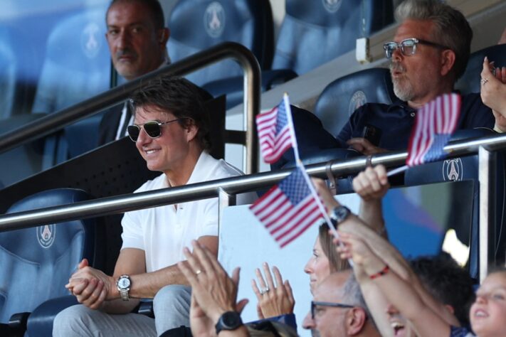 Ator Tom Cruise acompanhando a partida do ouro olímpico no futebol feminino.