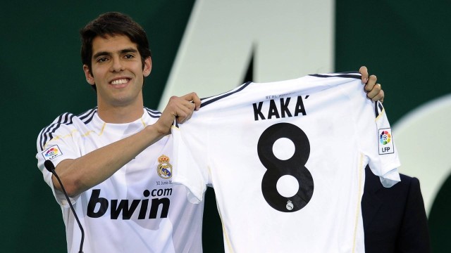 8. Voltando a 2009, Kaka foi contratado por 65,8 milhões.