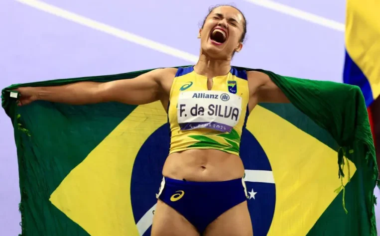 É ouro! Fernanda Yara é mais uma campeã paralímpica brasileira. A velocista conquistou o ouro nos 400m T47 em Paris 2024.