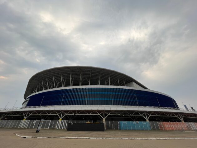 As enchentes no Rio Grande do Sul afetaram muitas vidas, e o futebol foi só mais uma vítima da tragédia. Neste domingo (1º), o Grêmio volta a jogar em casa após semanas em trocas de mando de campo, mas marcas das enchentes ainda são visíveis ao redor da Arena. Confira o estado da região onde fica a casa gremista: