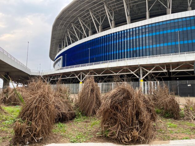 Ao redor da Arena, toda natureza foi prejudicada pelas águas. 