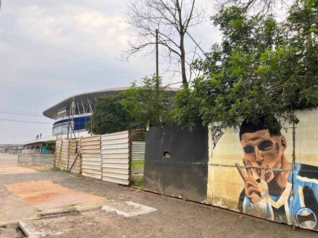 O mural de homenagem a Luis Suárez também lida com as consequências das enchentes.