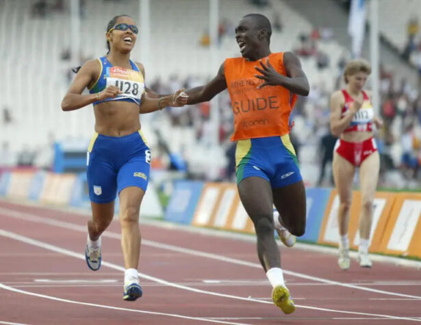 Ádria Santos: 13 medalhas (4 ouros, 8 pratas e 1 bronze)