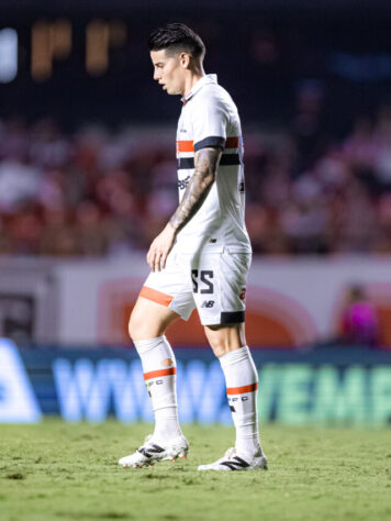 SP - SAO PAULO - 13/04/2024 - BRASILEIRO A 2024, SAO PAULO X FORTALEZA - James Rodriguez jogador do Sao Paulo durante partida contra o Fortaleza no estadio Morumbi pelo campeonato Brasileiro A 2024. Foto: Leonardo Lima/AGIF