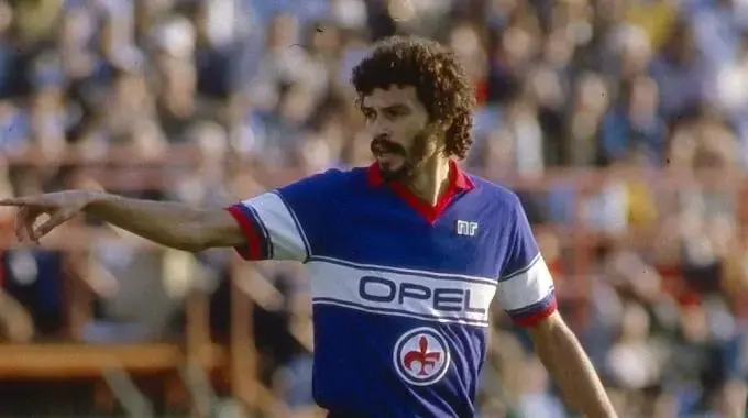 Entre 1984 e 1985, o meio-campista Sócrates participou de 33 jogos e teve nove gols marcados