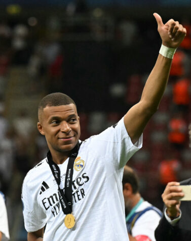 É justo afirmar que temos um empate técnico no top-3. Kylian Mbappé, que chegou ao Real Madrid sem custos de transferência, é avaliado em aproximadamente R$ 1,1 bilhão.