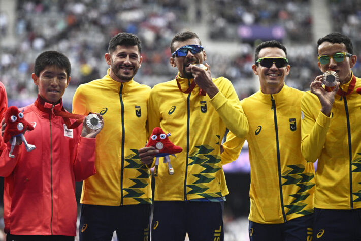 Yeltsin Jacques conquistou a medalha de ouro e quebrou o recorde mundial nos 1500m - T11. Julio Cesar Agripino foi bronze e completou a dobradinha brasileira no pódio.