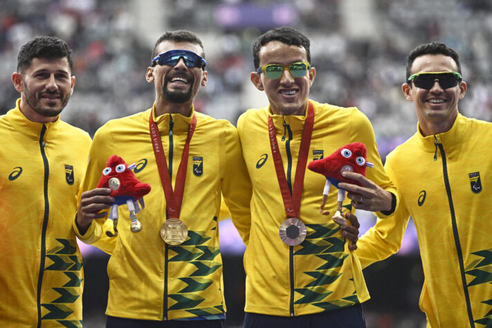 Julio Cesar dos Santos conquistou o ouro nos 5000m - T11, a primeira medalha brasileira em no atletismo em Paris. Na mesma prova, Yeltsin Jacques ficou na terceira colocação, fechando o pódio com dobradinha brasileira. 