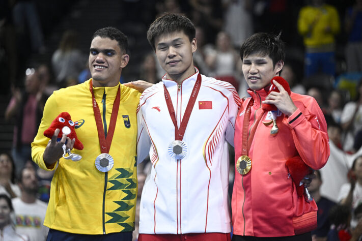 Wendell Belarmino encerra o dia da natação com mais uma medalha para o Brasil. O nadador garantiu a prata nos 50m livre S11. 