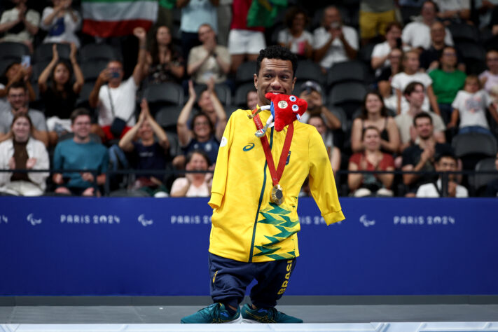 Gold medallist Brazil's swimmer Gabriel Geraldo dos Santos Araujo celebrates during the victory ceremony for the men's S2 200m freestyle gold final event at the Paris 2024 Paralympic Games  at The Paris La Defense Arena in Nanterre, west of Paris, on September 02, 2024. (Photo by FRANCK FIFE / AFP)