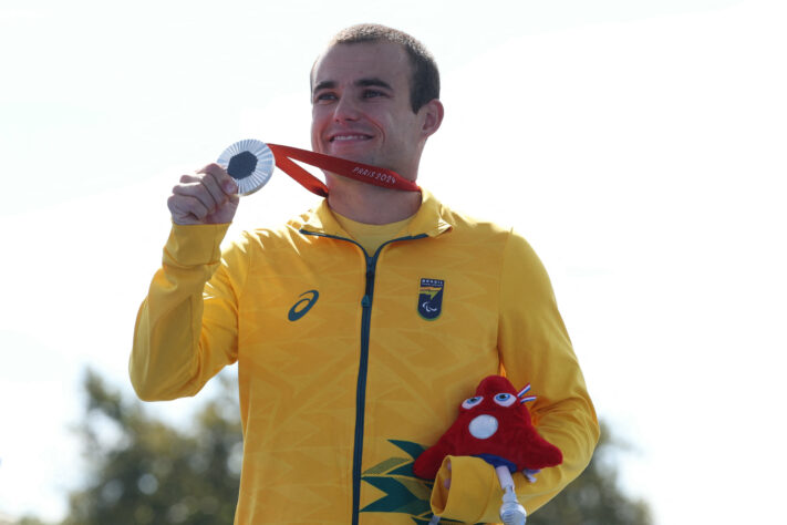 Ronan Cordeiro conquistou a medalha de prata no triatlo classe PS5 e trouxe a primeira medalha para o Brasil na história das Paralimpíadas. Na manhã desta segunda (2), o brasileiro atingiu o tempo 59min01 e ficou em segundo lugar na prova.