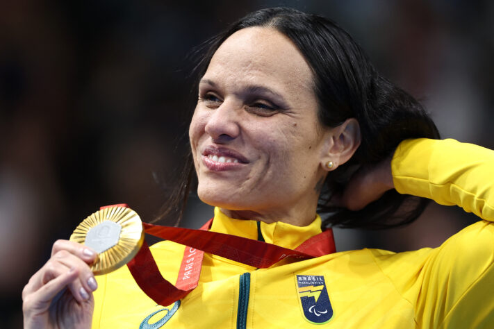 Carol Santiago venceu a prova dos 50m livre S12/S13 e se tornou a mulher com mais medalhas de ouro na história do Brasil em Paralimpíadas. Com o tempo de 26s75, ela chegou a cinco medalhas douradas e ultrapassou Ádria Santos.