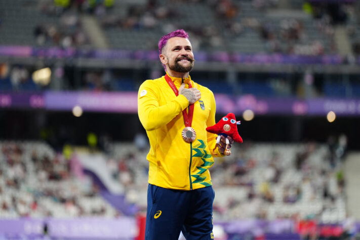 O ex-BBB Vinícius Rodrigues conquistou o bronze nos 100m classe T63. Após largar atrás dos adversários, o brasileiro teve uma excelente recuperação no final e conseguiu o terceiro lugar com o tempo de 12s06.